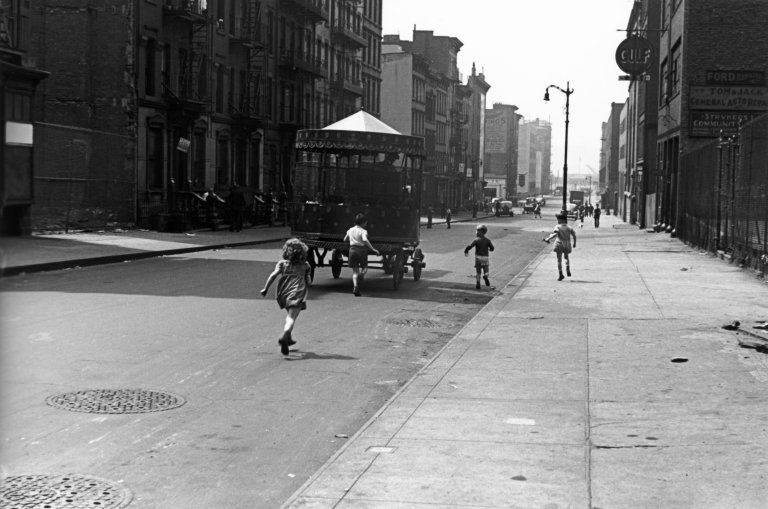 Auf diesem Bild ist das folgende Kunstwerk zu sehen: Helen Levitt. „N.Y.“. Um 1942.