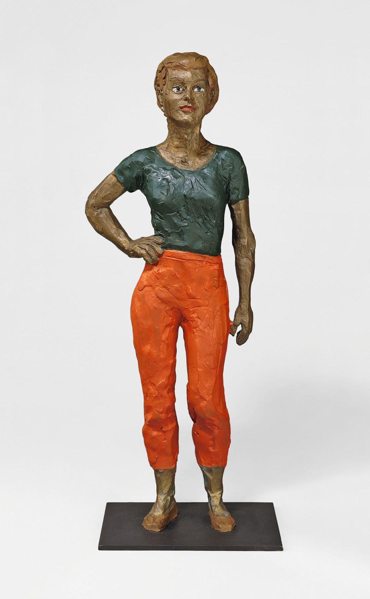 Auf diesem Bild ist das folgende Kunstwerk zu sehen: Stephan Balkenhol. Frau in roten Hosen. 2005.