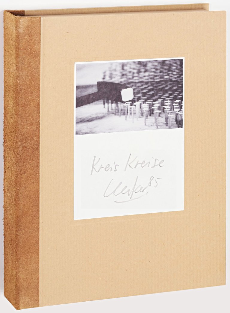 Auf diesem Bild ist das folgende Kunstwerk zu sehen: Günther Uecker. „Kreis Kreise“. 1985.