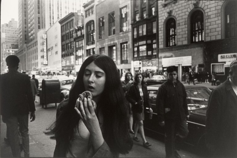 Auf diesem Bild ist das folgende Kunstwerk zu sehen: Garry Winogrand. New York, aus der Serie „Women are Beautiful“, 1960–1975. 1969 oder früher.