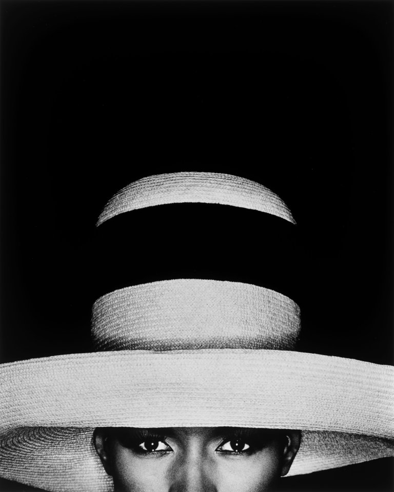 Auf diesem Bild ist das folgende Kunstwerk zu sehen: Greg Gorman. „Grace Jones in Hat, Los Angeles“. 1991.