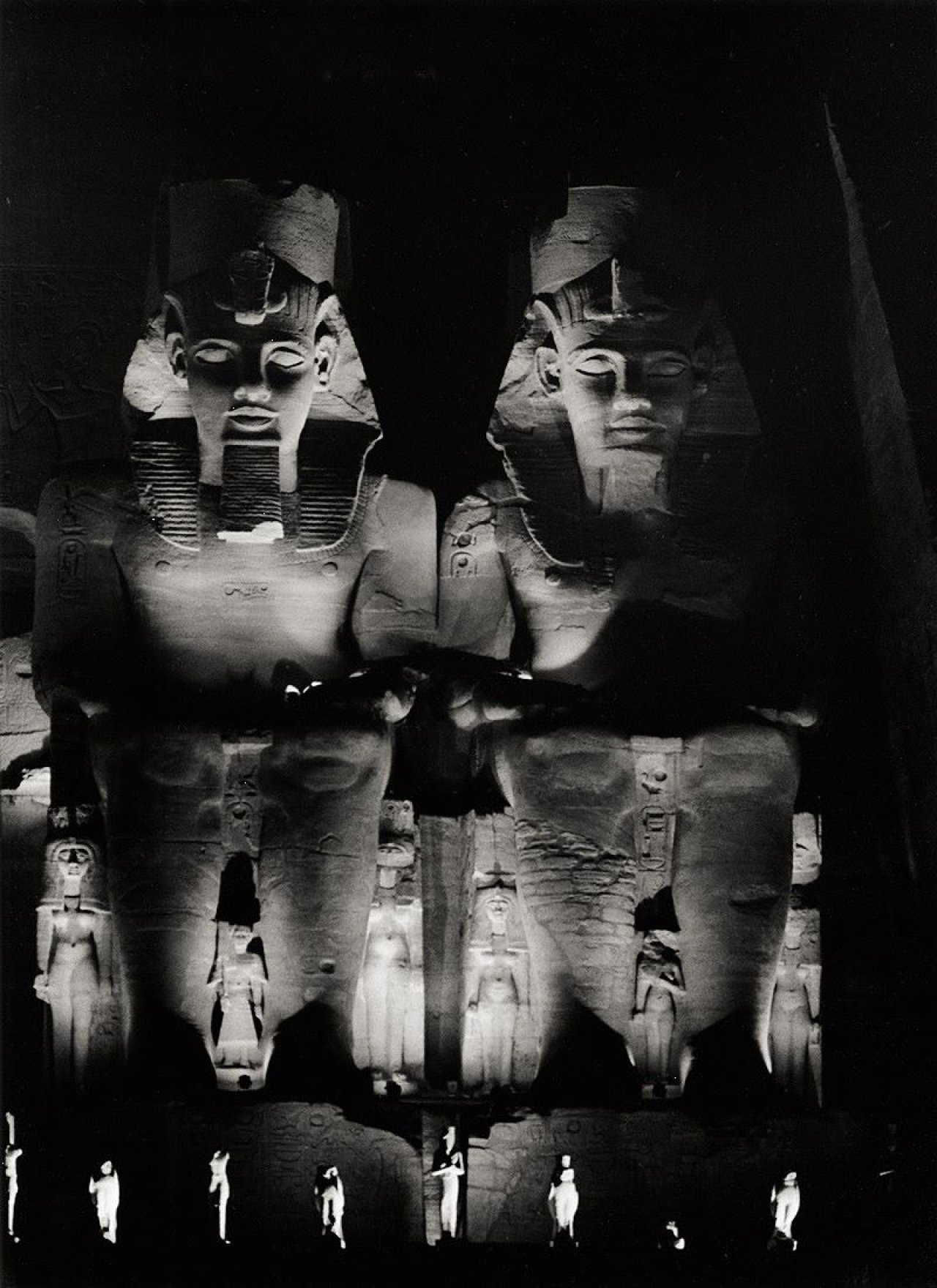 Auf diesem Bild ist das folgende Kunstwerk zu sehen: Barbara Klemm. „Abu Simbel, Ägypten“. 2010.