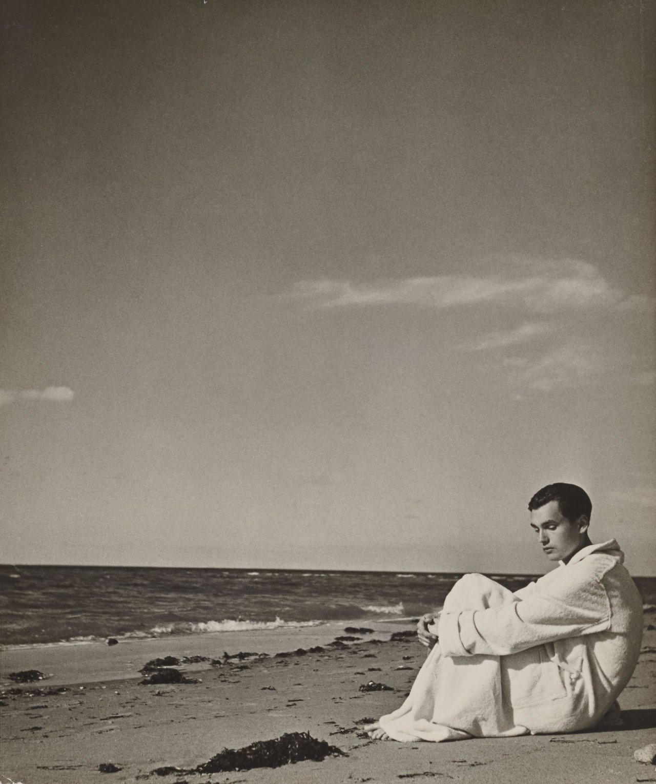 Auf diesem Bild ist das folgende Kunstwerk zu sehen: Herbert List. Ohne Titel (Junge am Strand, Ostsee). 1930er Jahre.