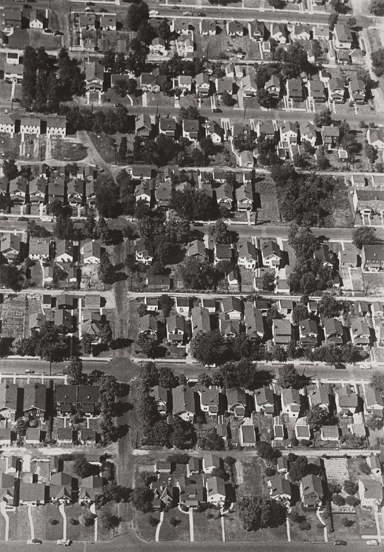 Auf diesem Bild ist das folgende Kunstwerk zu sehen:  Umbo (d.i. Otto Umbehr). Kleinstadtsiedlung zwischen Cincinnati und Colomby, Ohio. 1952.
