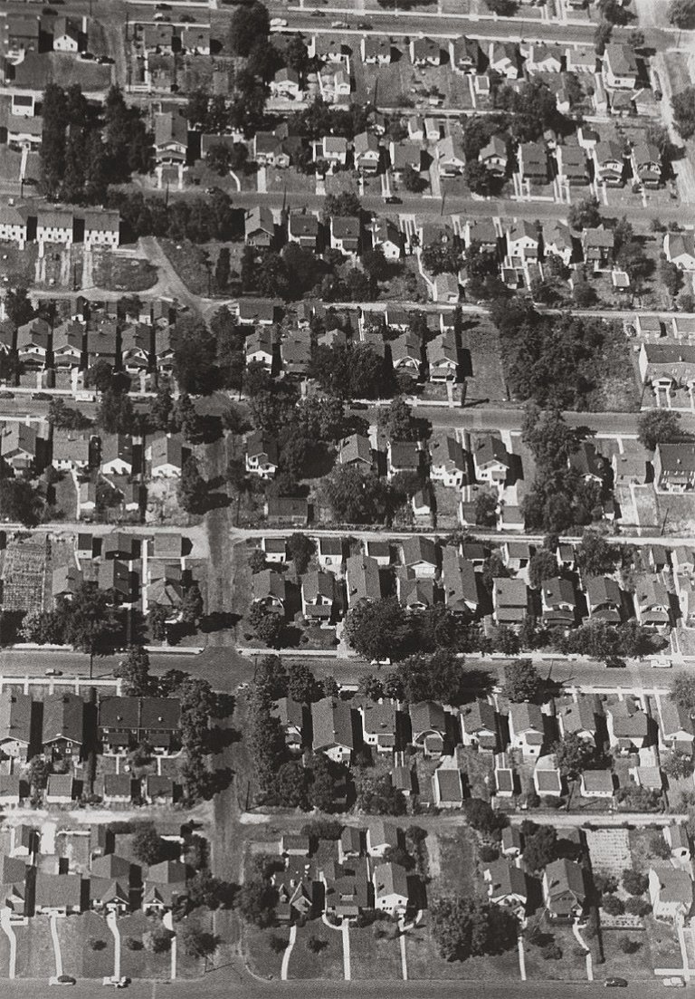 Auf diesem Bild ist das folgende Kunstwerk zu sehen:  Umbo (d.i. Otto Umbehr). Kleinstadtsiedlung zwischen Cincinnati und Colomby, Ohio. 1952.