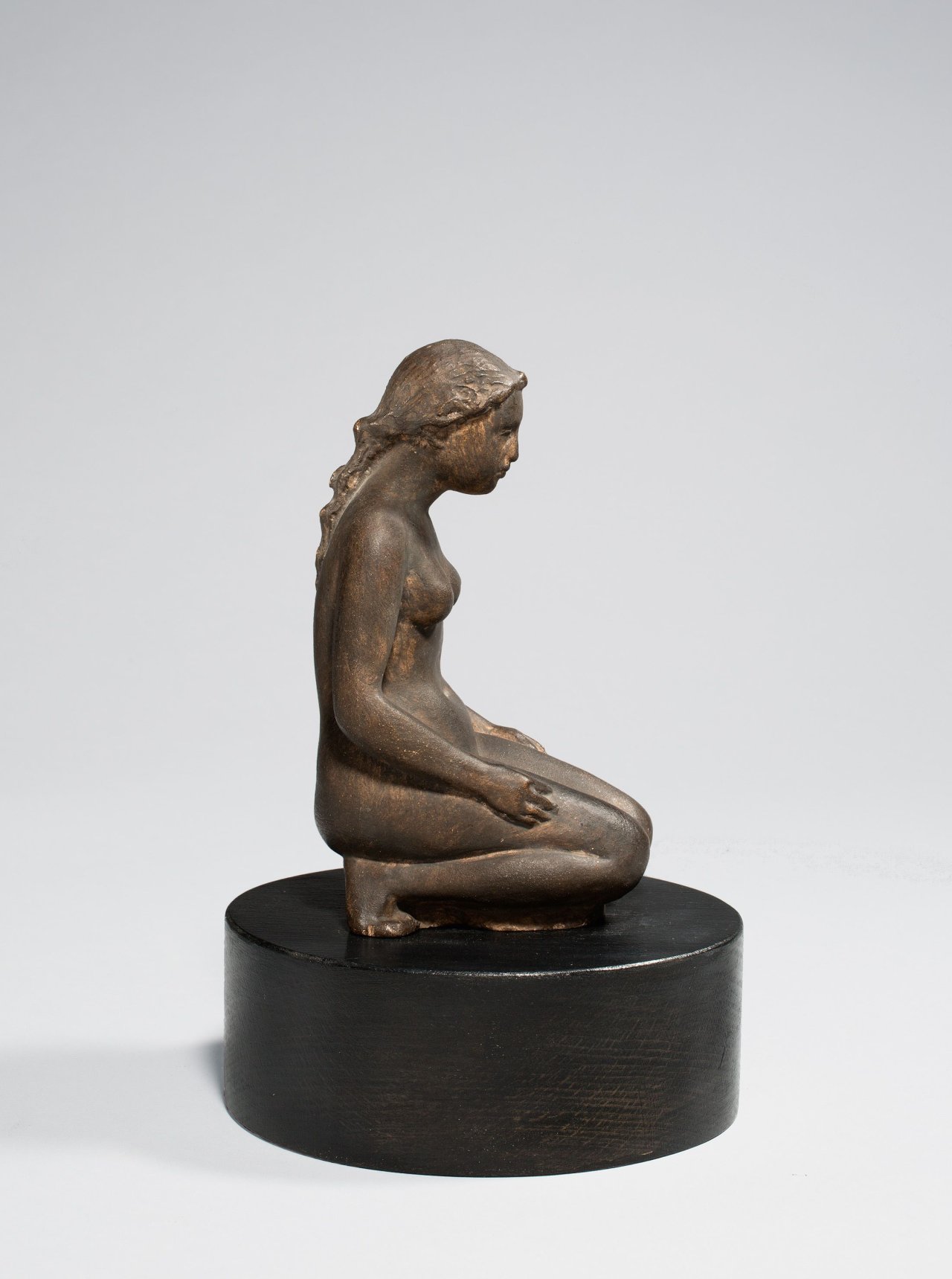 Auf diesem Bild ist das folgende Kunstwerk zu sehen: Aristide Maillol. „Jeune fille agenouillée“ (Kniendes Mädchen). Vor 1902.