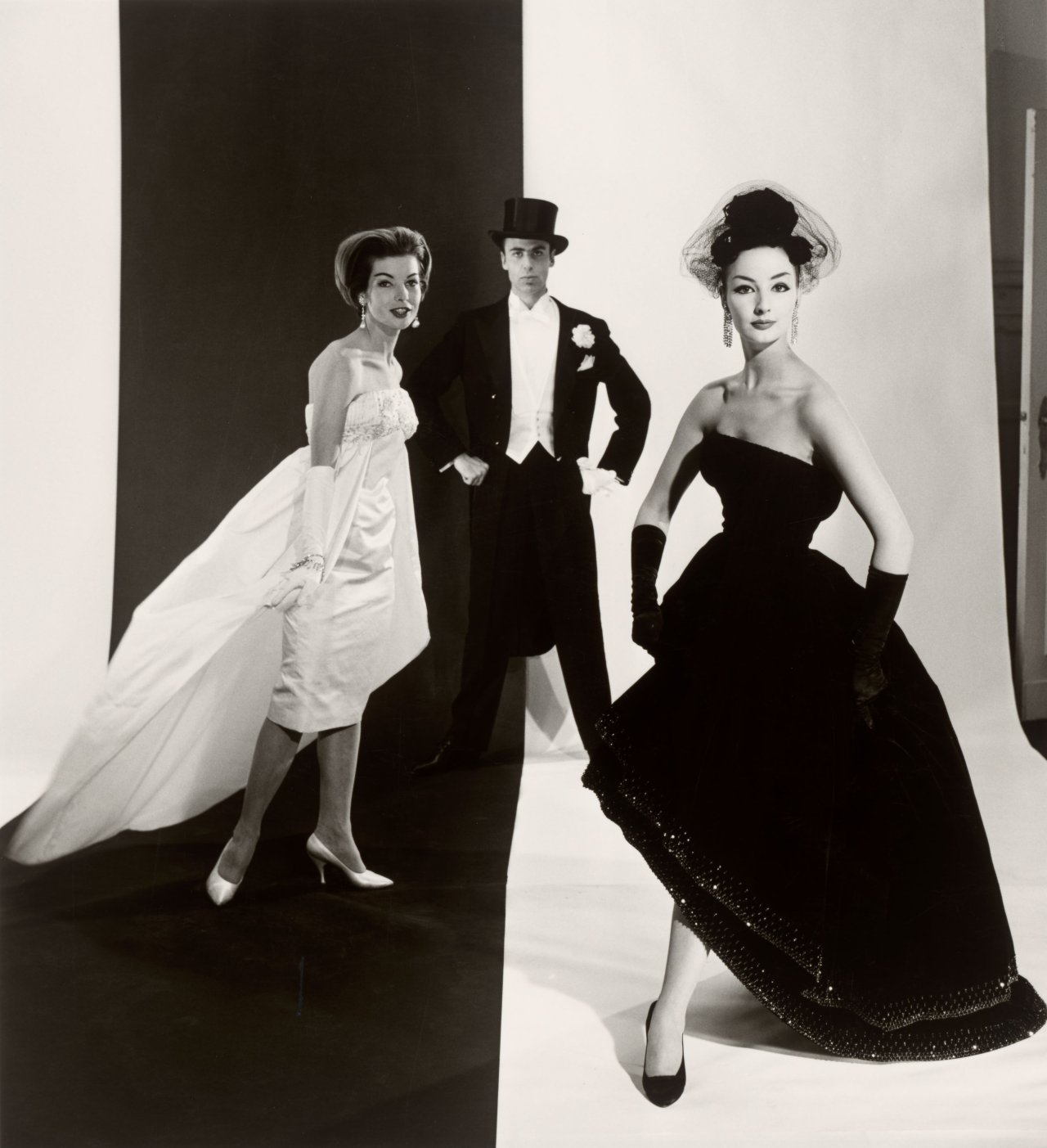 Auf diesem Bild ist das folgende Kunstwerk zu sehen: F.C. Gundlach. „Evening in Black and White. Modelle Horn, Berlin“. 1958.