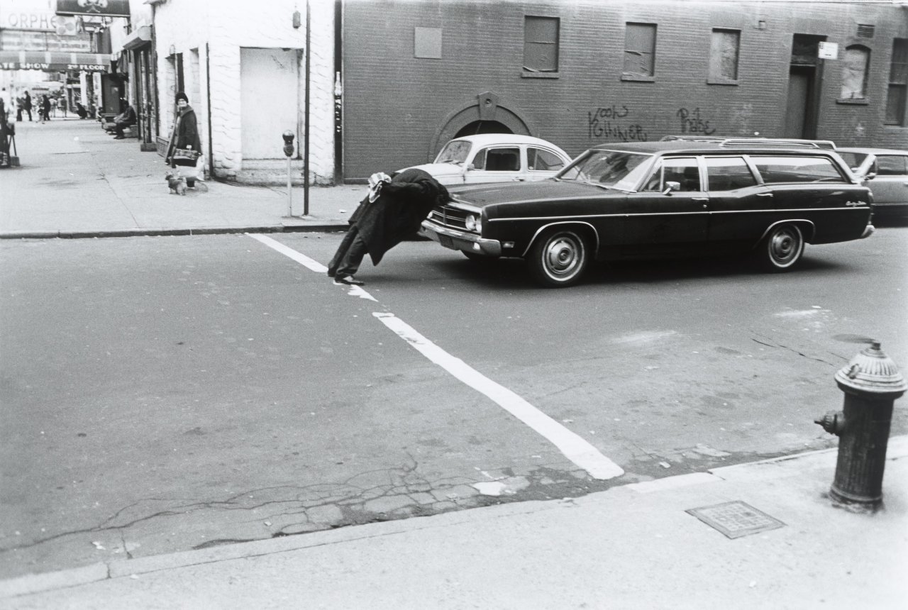 Auf diesem Bild ist das folgende Kunstwerk zu sehen: Will McBride. „Betrunkener hält Auto an, New York“. 1976.