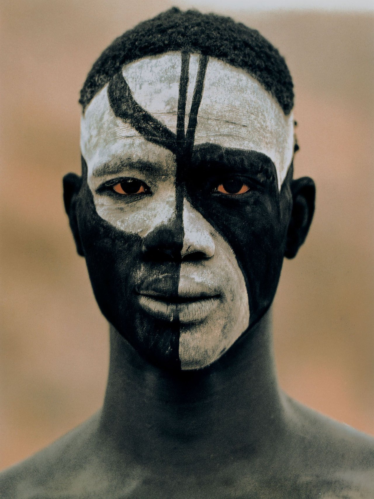 Auf diesem Bild ist das folgende Kunstwerk zu sehen: Leni Riefenstahl. „Maske“ (Nuba). 1975.