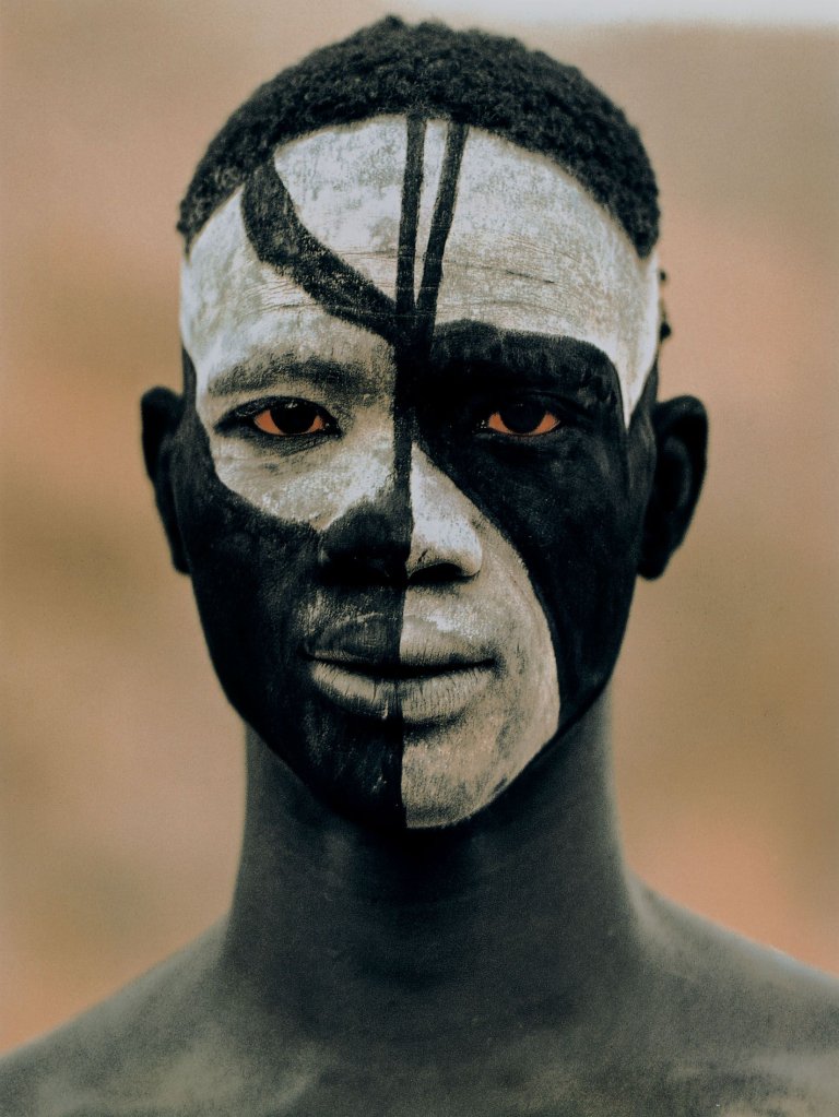 Auf diesem Bild ist das folgende Kunstwerk zu sehen: Leni Riefenstahl. „Maske“ (Nuba). 1975.