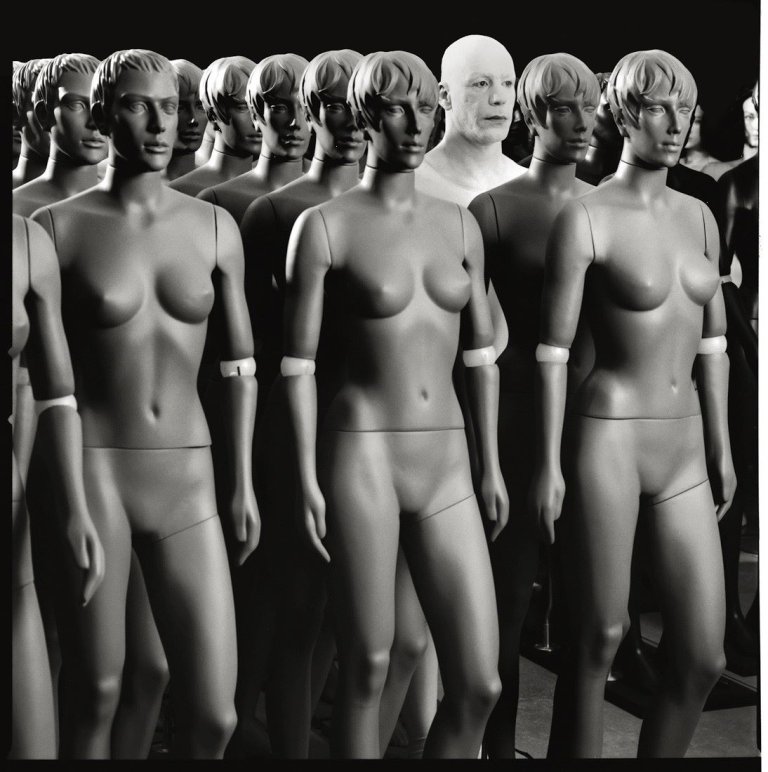 Auf diesem Bild ist das folgende Kunstwerk zu sehen: Jens Rötzsch. Ohne Titel, aus der Serie „Messer – Till Lindemann“, Bild Nr. 49, Oberhausen 2002.