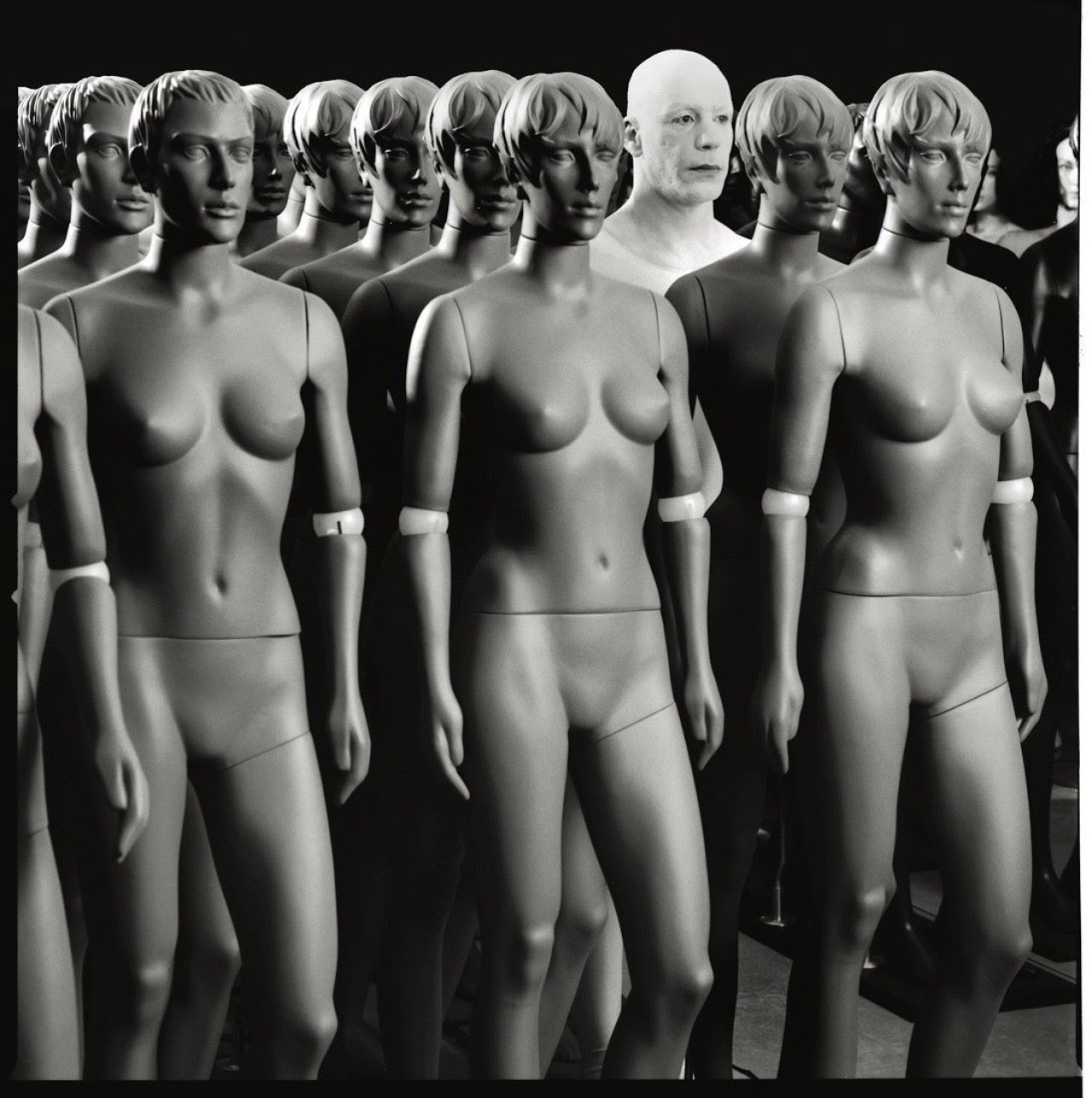 Auf diesem Bild ist das folgende Kunstwerk zu sehen: Jens Rötzsch. Ohne Titel, aus der Serie „Messer – Till Lindemann“, Bild Nr. 49, Oberhausen 2002.