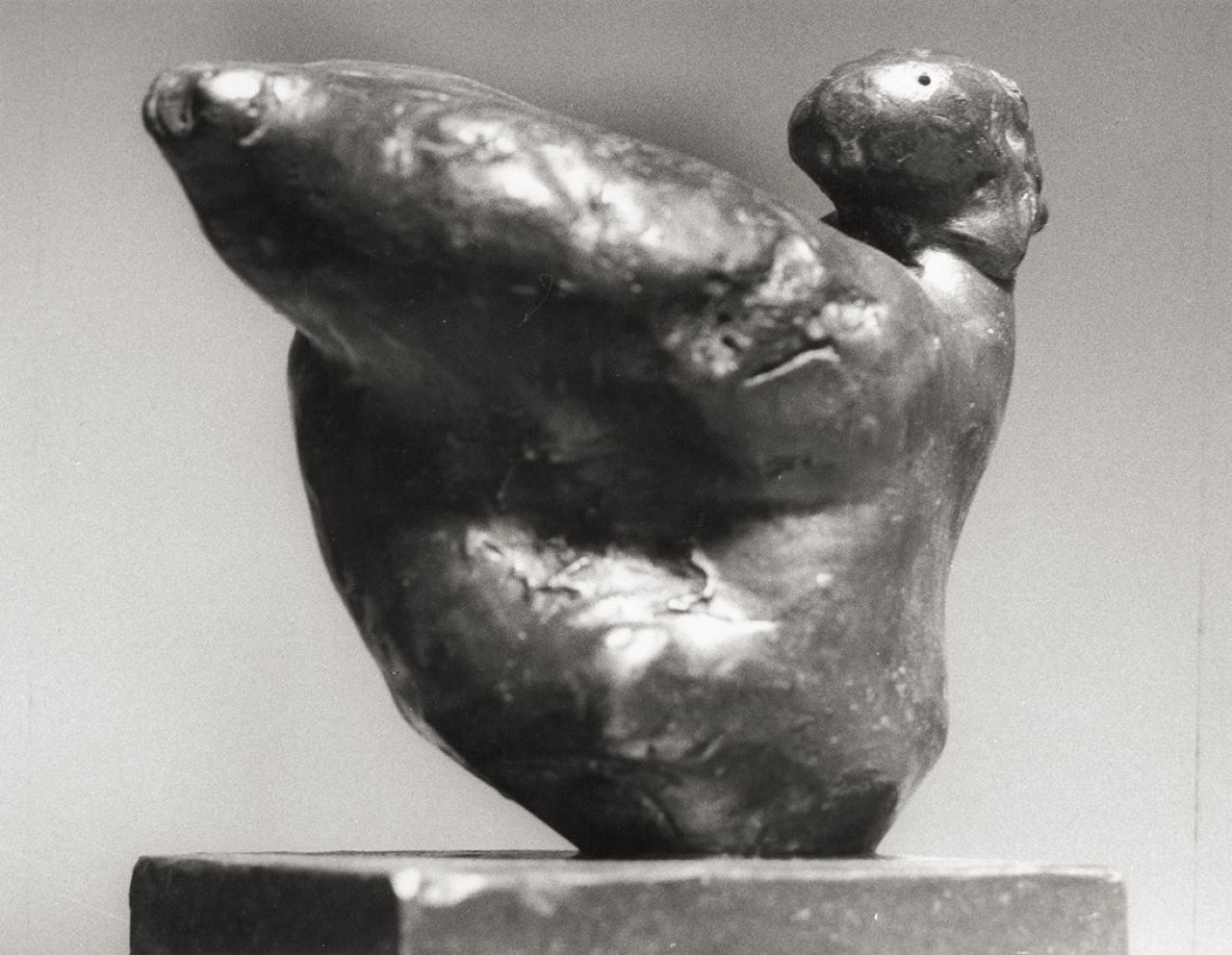 Auf diesem Bild ist das folgende Kunstwerk zu sehen: Henry Moore. „Woman“ (Bronze). 1961.