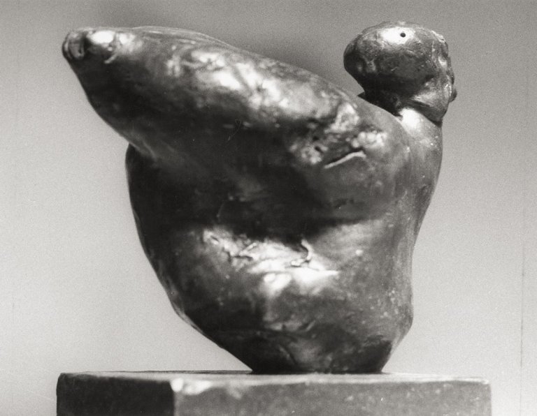 Auf diesem Bild ist das folgende Kunstwerk zu sehen: Henry Moore. „Woman“ (Bronze). 1961.