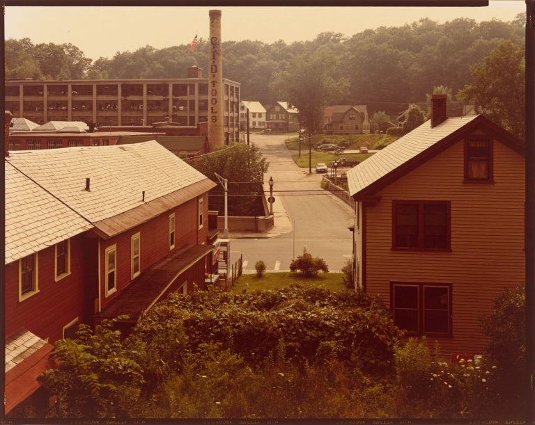 Auf diesem Bild ist das folgende Kunstwerk zu sehen: Stephen Shore. „Deerfield St.[reet], Greenfield, Massachusetts“, July 15. 1974.
