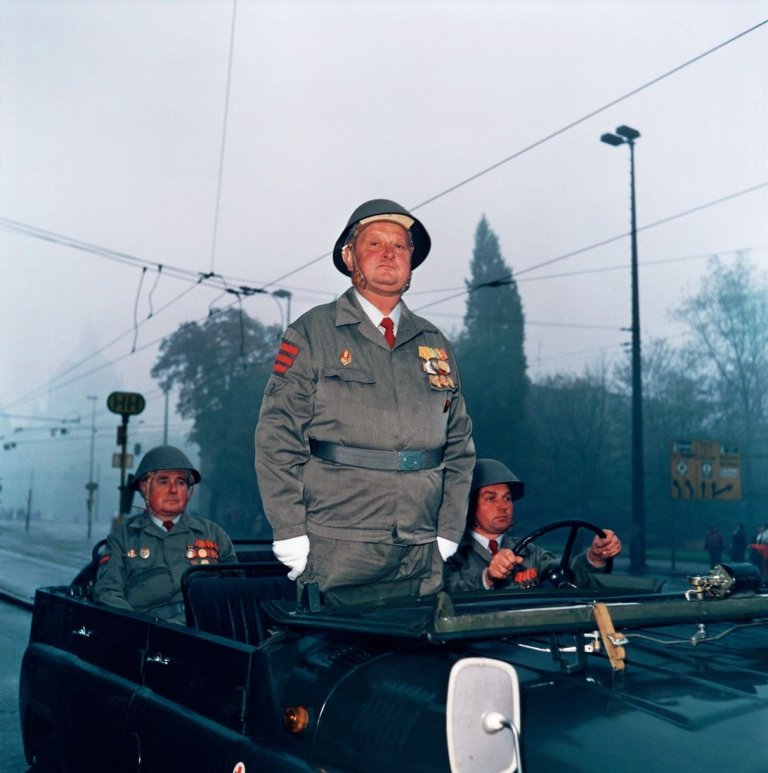 Auf diesem Bild ist das folgende Kunstwerk zu sehen: Jens Rötzsch. „Leipzig 1988 (Demonstration der Arbeiter Kampfgruppe)“, Kommandofahrzeug. 1988.