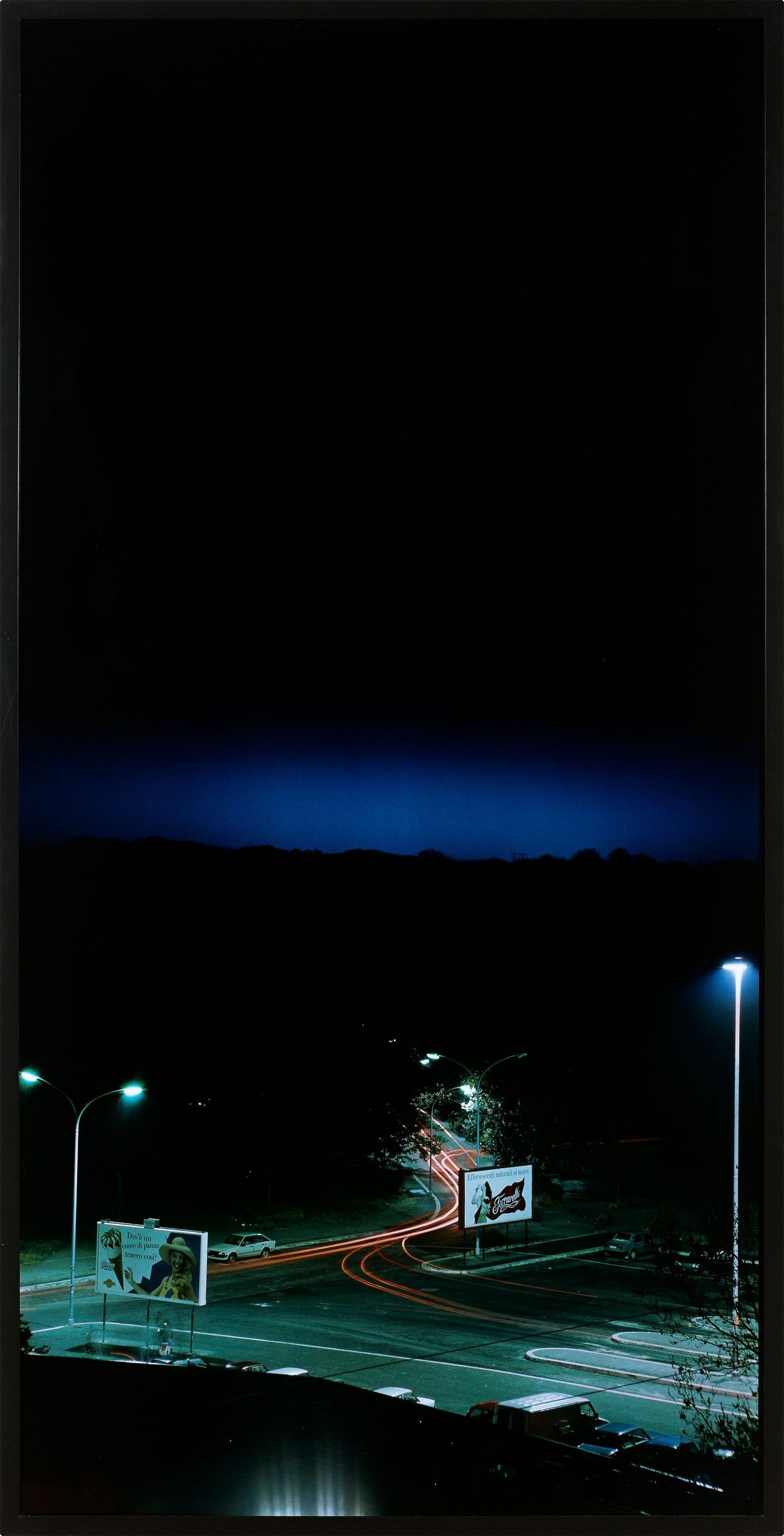 Auf diesem Bild ist das folgende Kunstwerk zu sehen: Lewis Baltz. Piazza Pugliese #2, aus der Serie „Generic Night Cities (and others)“, 1988–2000. 1991.