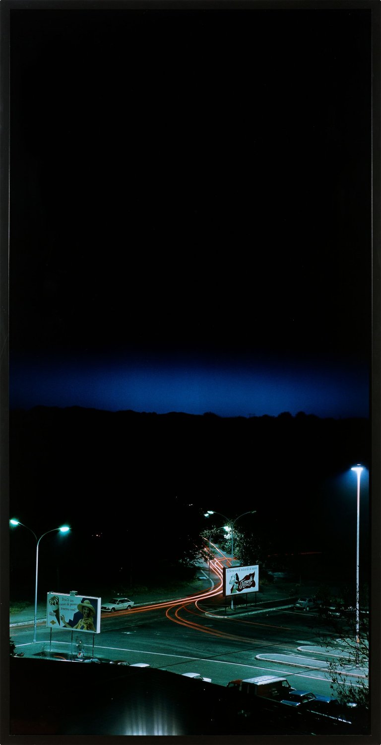 Auf diesem Bild ist das folgende Kunstwerk zu sehen: Lewis Baltz. Piazza Pugliese #2, aus der Serie „Generic Night Cities (and others)“, 1988–2000. 1991.