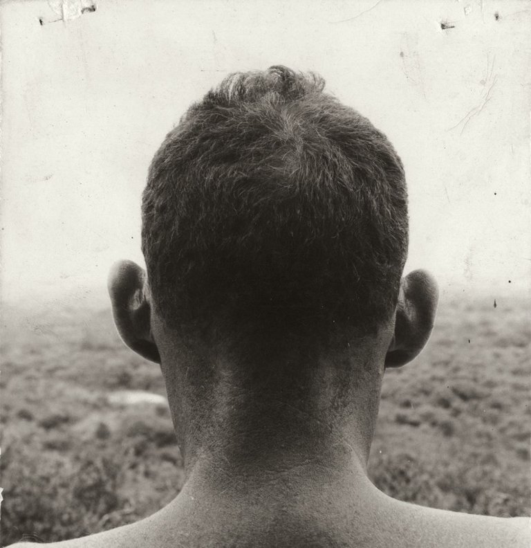 Auf diesem Bild ist das folgende Kunstwerk zu sehen: Aaron Siskind. Ohne Titel. Datum unbekannt.