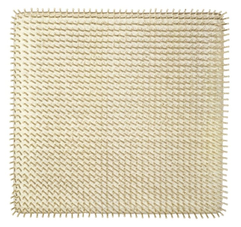 Auf diesem Bild ist das folgende Kunstwerk zu sehen: Günther Uecker. „Kleines Nagel-Bild, weiß“. 1959.