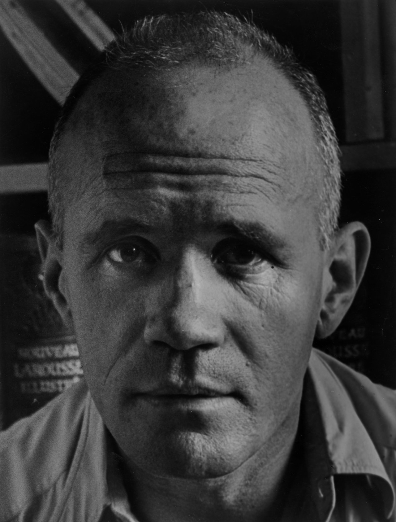 Auf diesem Bild ist das folgende Kunstwerk zu sehen:  Brassaï (d.i. Halász, Gyula). Jean Genet. 1948.