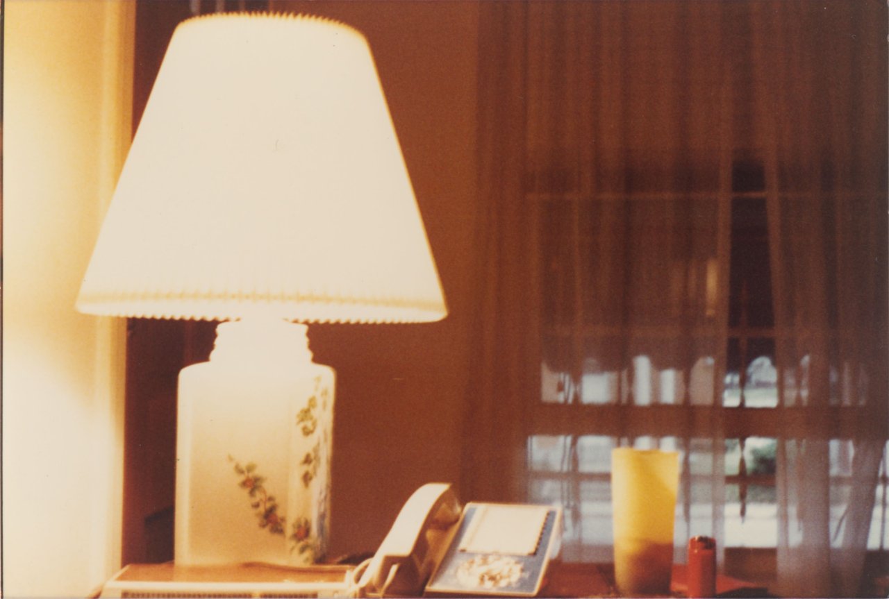 Auf diesem Bild ist das folgende Kunstwerk zu sehen: William Eggleston. Interieur. Um 1976.