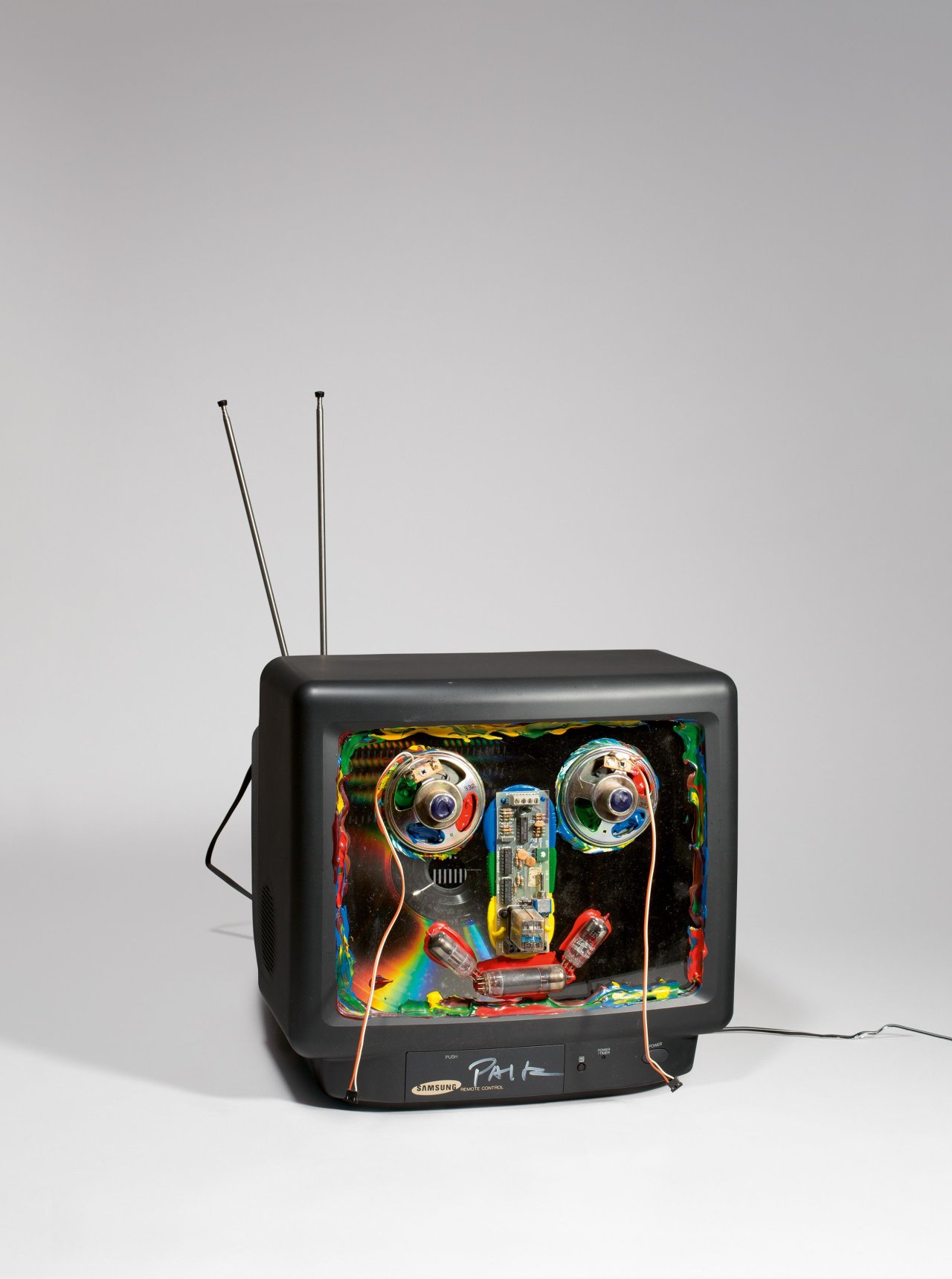 Auf diesem Bild ist das folgende Kunstwerk zu sehen: Nam June Paik. MT-TV. 1994.
