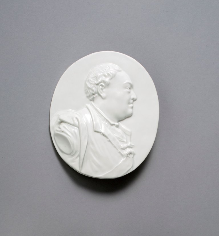 Auf diesem Bild ist das folgende Kunstwerk zu sehen:  Porzellanmanufaktur Meissen. Portraitplakette König August III. von Polen (1696–1763) in polnischer Tracht. Nach 1737.