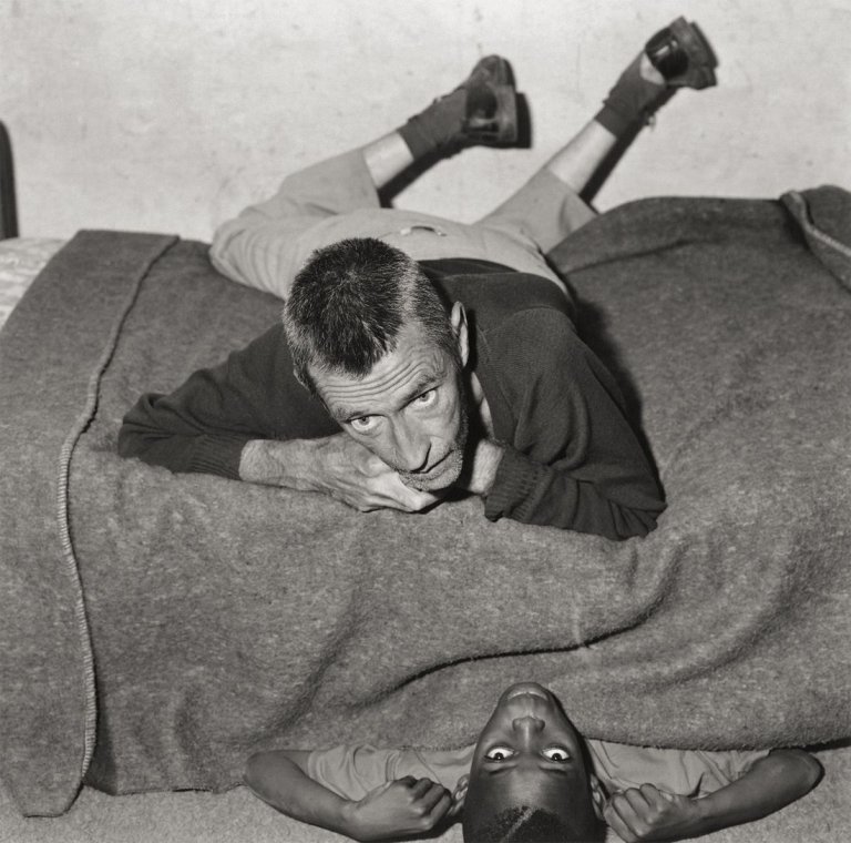 Auf diesem Bild ist das folgende Kunstwerk zu sehen: Roger Ballen. „Elias coming out from Under John’s Bed“, aus der Serie „Outland“. 1999.