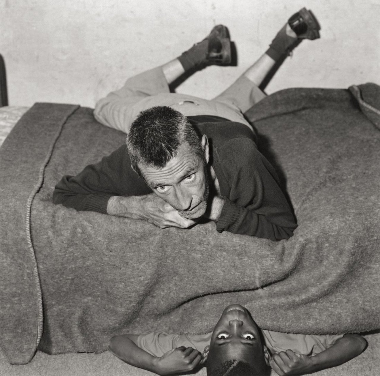 Auf diesem Bild ist das folgende Kunstwerk zu sehen: Roger Ballen. „Elias coming out from Under John’s Bed“, aus der Serie „Outland“. 1999.