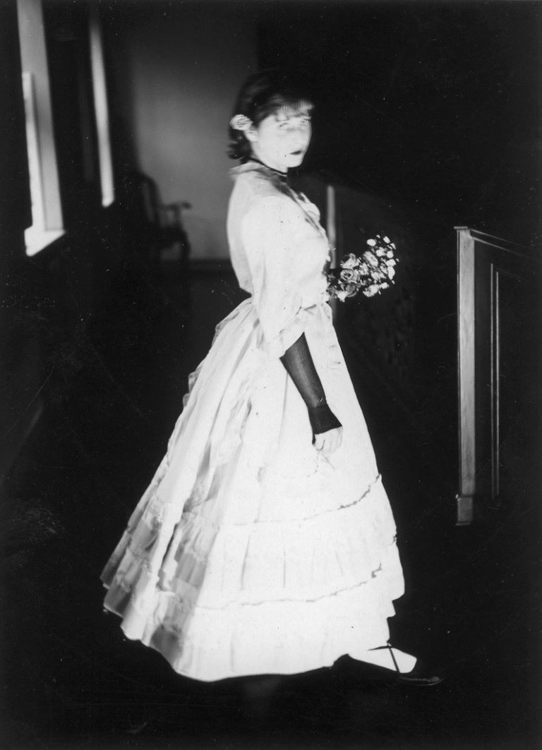 Auf diesem Bild ist das folgende Kunstwerk zu sehen: Werner Rohde. Ohne Titel (Historisches Kleid). 1929–1935.