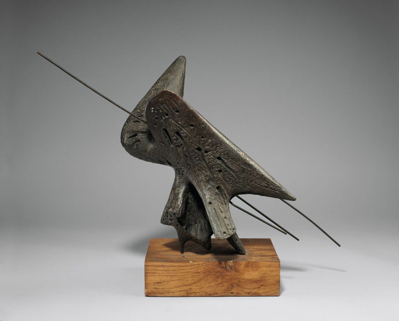 This picture shows the following artwork: Bernhard Heiliger. „Vogeltod“. 1961.