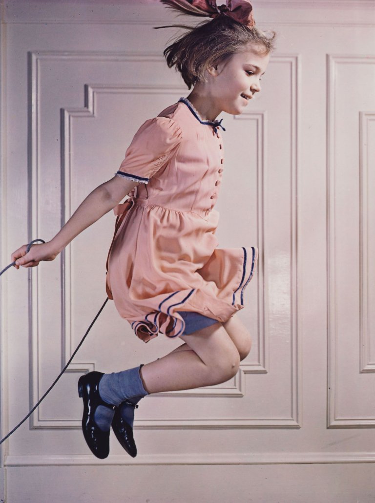 Auf diesem Bild ist das folgende Kunstwerk zu sehen: Harold E. Edgerton. Mary Lou Jumping Rope. 1940.