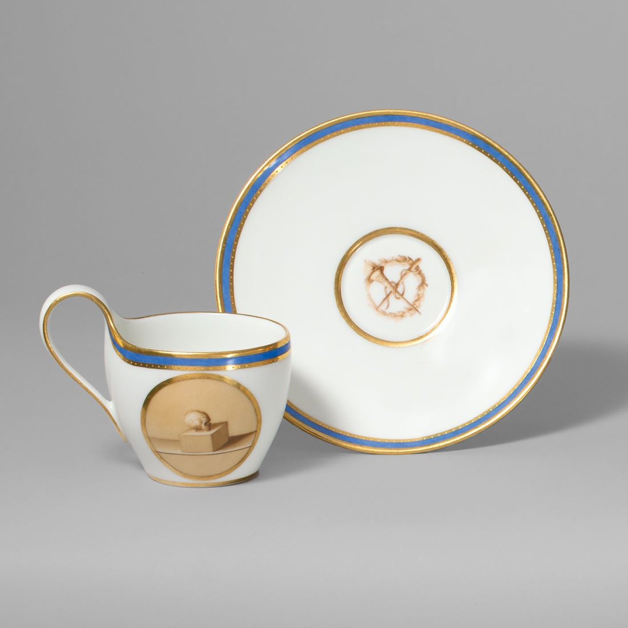 Auf diesem Bild ist das folgende Kunstwerk zu sehen:  KPM Königliche Porzellan-Manufaktur Berlin. Tasse Campaner Form mit dem Portrait von Dr. Franz Joseph Gall (1758-1828) und einem Schädel. Um 1803.