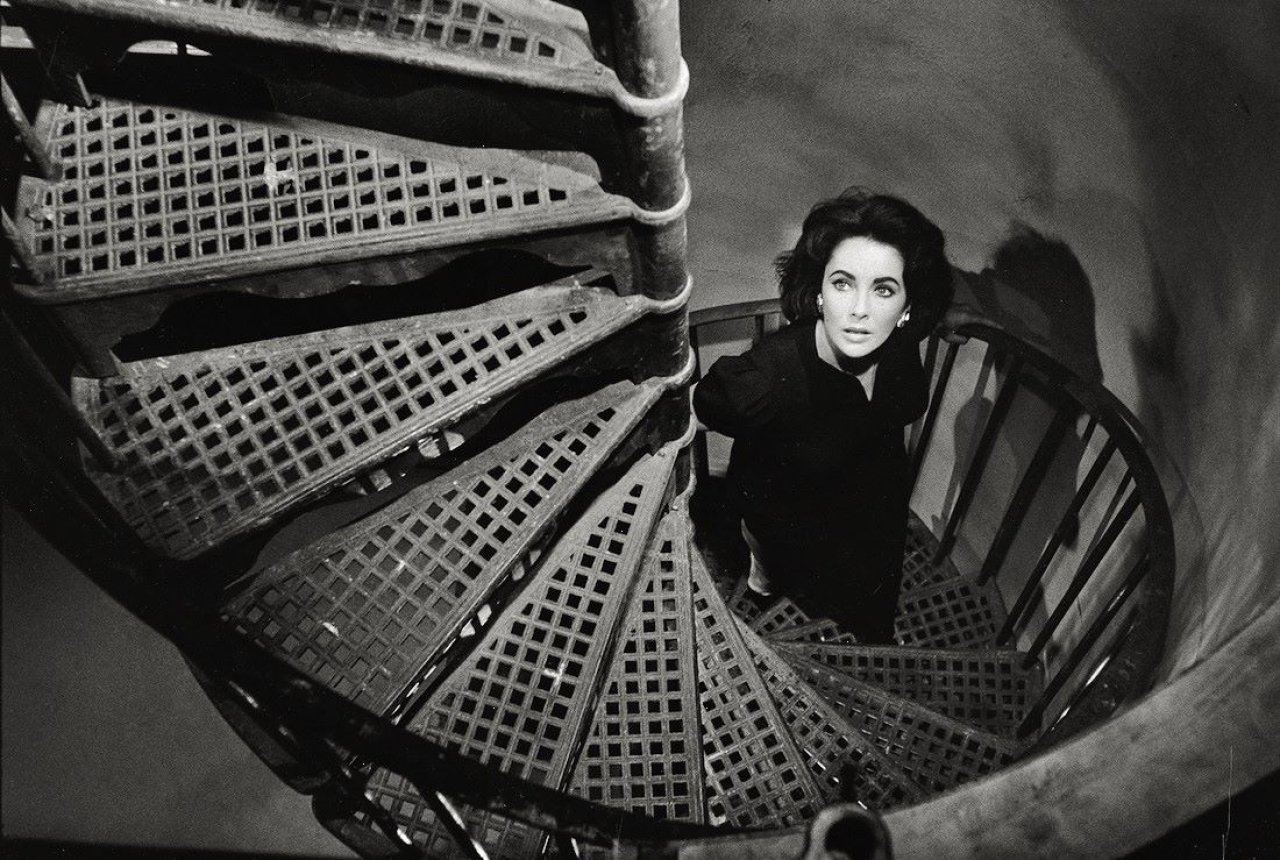 Auf diesem Bild ist das folgende Kunstwerk zu sehen: Burt Glinn. Elizabeth Taylor auf dem Filmset von ,Suddenly last summer’. 1959.