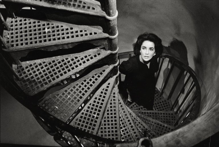 Auf diesem Bild ist das folgende Kunstwerk zu sehen: Burt Glinn. Elizabeth Taylor auf dem Filmset von ,Suddenly last summer’. 1959.
