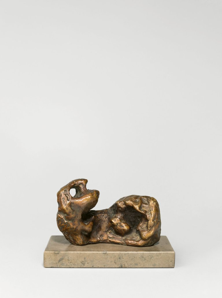 Auf diesem Bild ist das folgende Kunstwerk zu sehen: Henry Moore. „Reclining Figure: Bunched No. 2“. 1961.