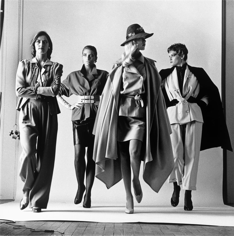 Auf diesem Bild ist das folgende Kunstwerk zu sehen: Helmut Newton. „'Sie Kommen' (Dressed) Paris“ / „'Sie Kommen' (Naked) Paris“. 1981.