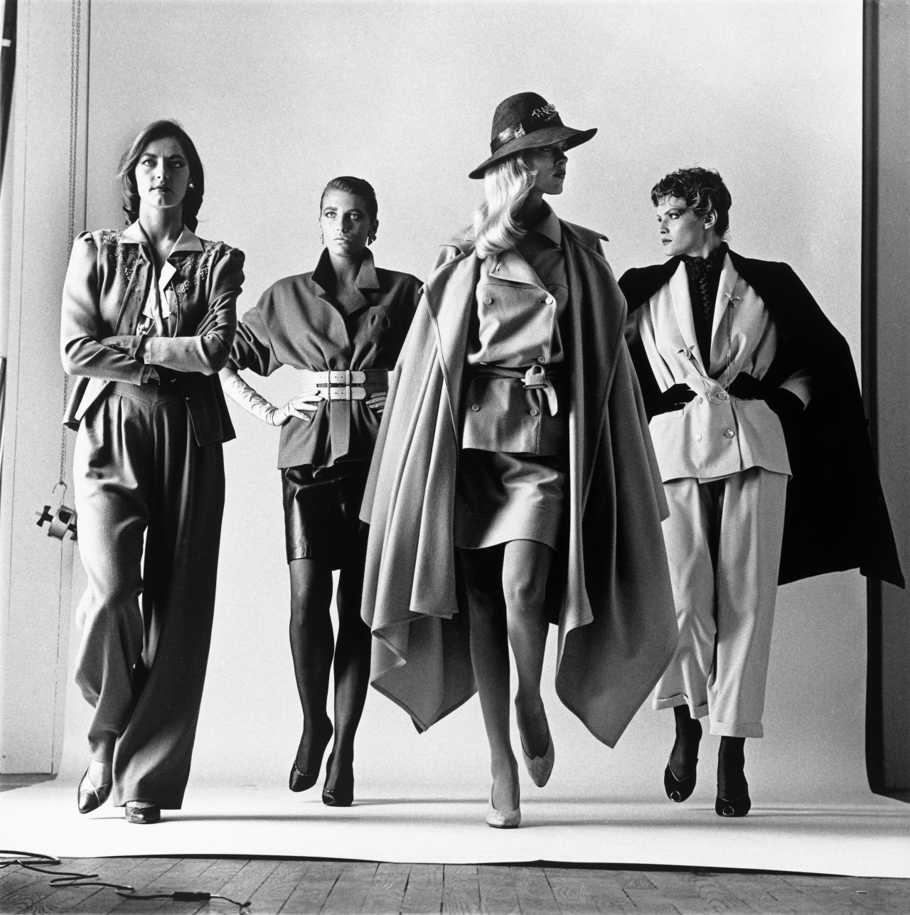 Auf diesem Bild ist das folgende Kunstwerk zu sehen: Helmut Newton. „'Sie Kommen' (Dressed) Paris“ / „'Sie Kommen' (Naked) Paris“. 1981.