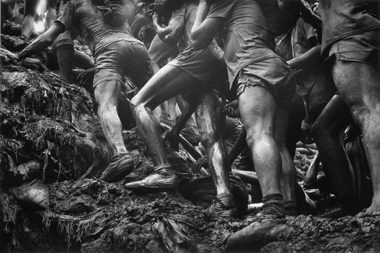 Auf diesem Bild ist das folgende Kunstwerk zu sehen: Sebastião  Salgado. Goldminen, Serra Pelada, Brasilien. 1986.