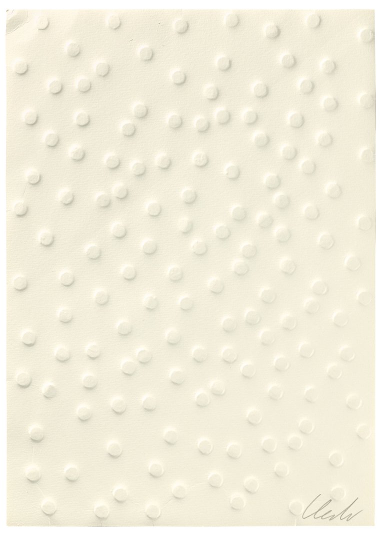 Auf diesem Bild ist das folgende Kunstwerk zu sehen: Günther Uecker. „Wie weiß ist Wissen die Weisen – Hommage à Günther Uecker“. 1975.