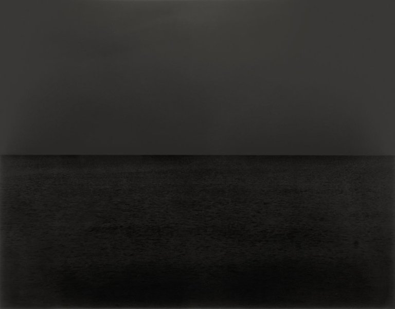 Auf diesem Bild ist das folgende Kunstwerk zu sehen: Hiroshi Sugimoto. „Baltic Sea, Rugen“, aus der Serie „Seascapes“. 1996.