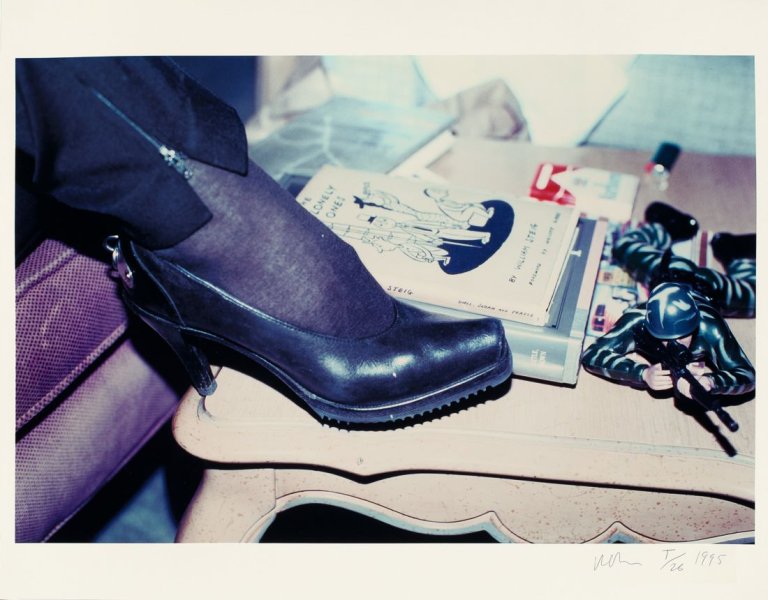 Auf diesem Bild ist das folgende Kunstwerk zu sehen: Richard Prince. O.T. (Woman's shoe and toy soldier). 1995.