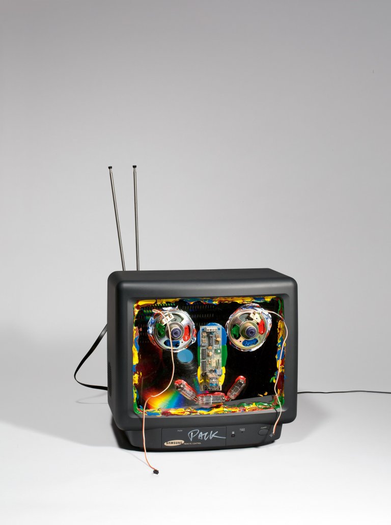 Auf diesem Bild ist das folgende Kunstwerk zu sehen: Nam June Paik. MT-TV (Watchman). 1994.