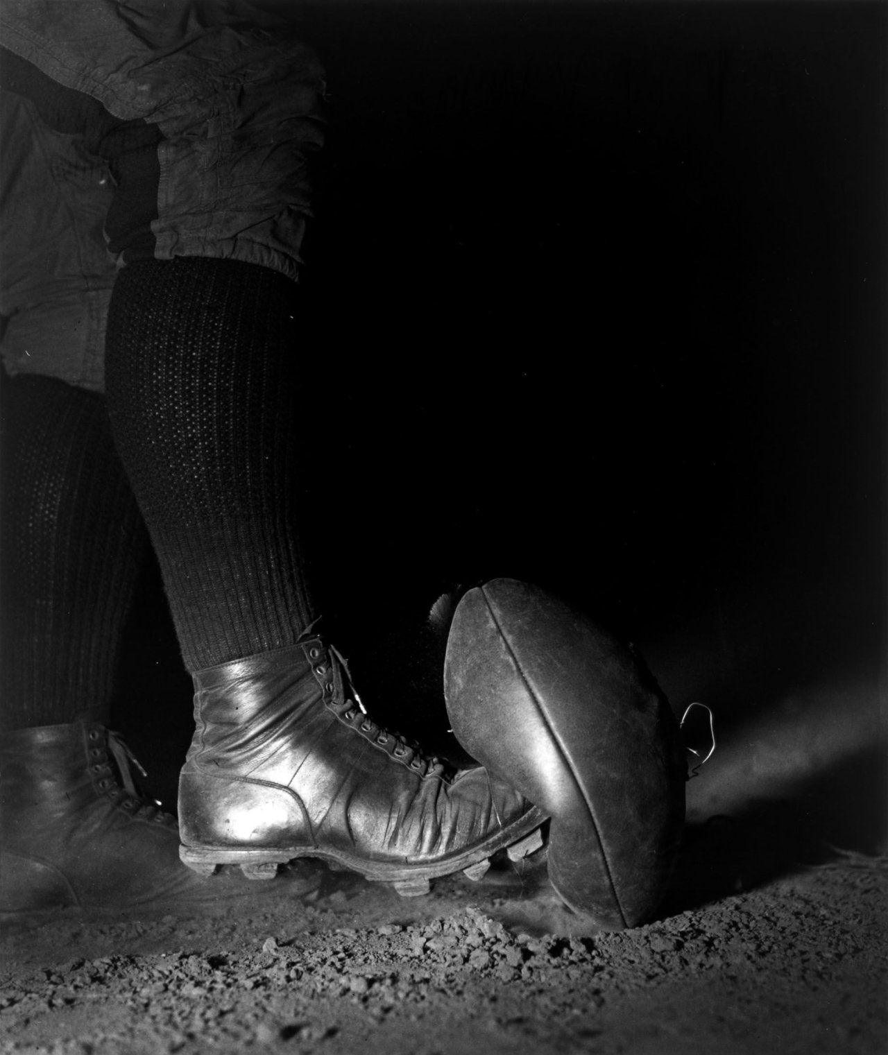 Auf diesem Bild ist das folgende Kunstwerk zu sehen: Harold E. Edgerton. Wes Fesler beim Kicken eines Fußballs. 1934.