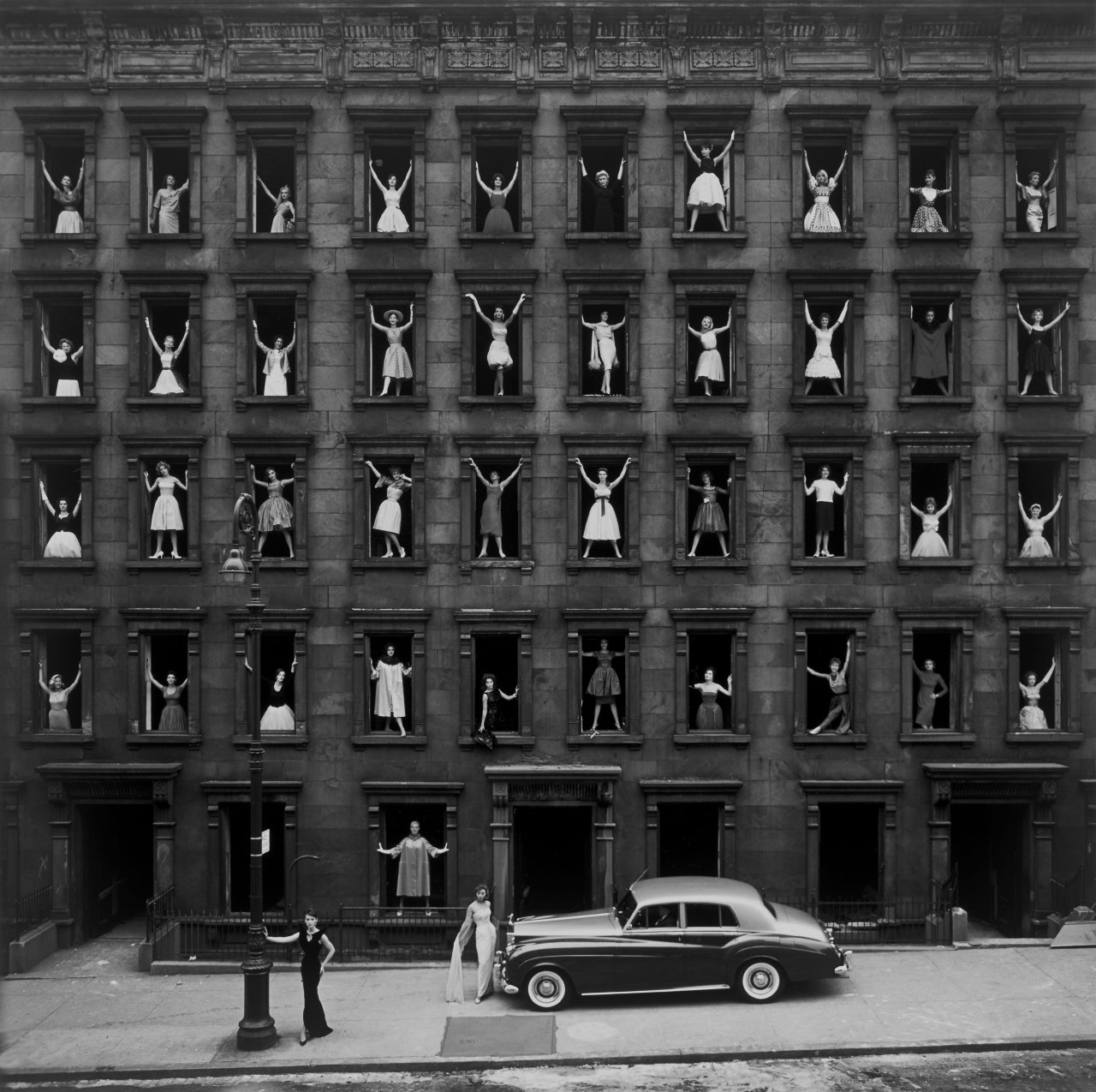 Auf diesem Bild ist das folgende Kunstwerk zu sehen: Ormond Gigli. „Girls in the Windows, New York City“. 1960.