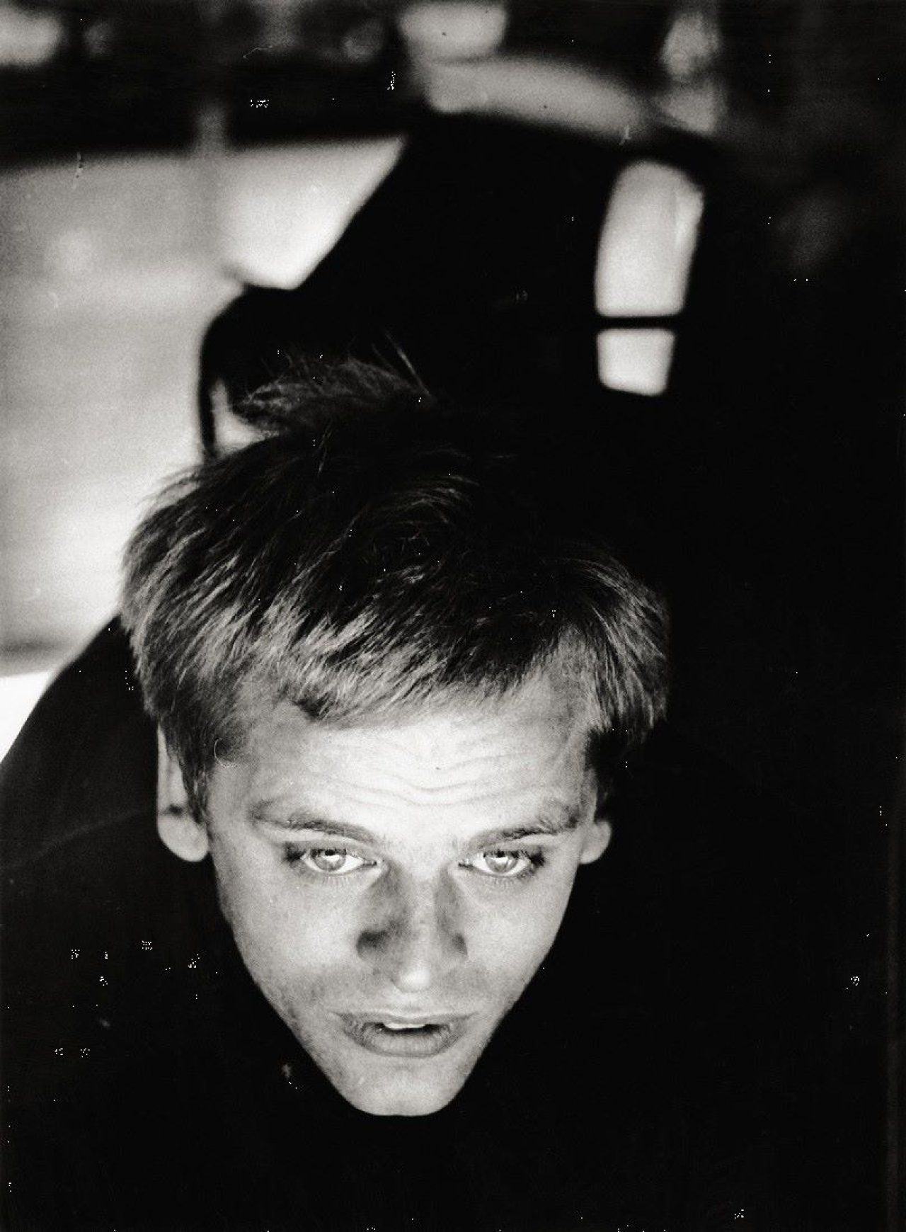 Auf diesem Bild ist das folgende Kunstwerk zu sehen: Stefan Moses. „Klaus Kinski, München“. 1952.