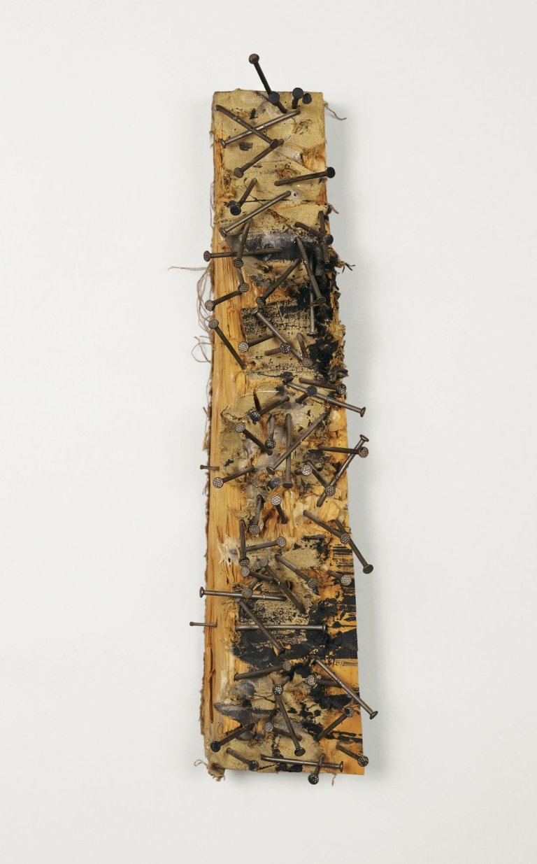 Auf diesem Bild ist das folgende Kunstwerk zu sehen: Günther Uecker. „Raum versunkener Bilder - Raum zerteilter Vorstellung“. 1982.