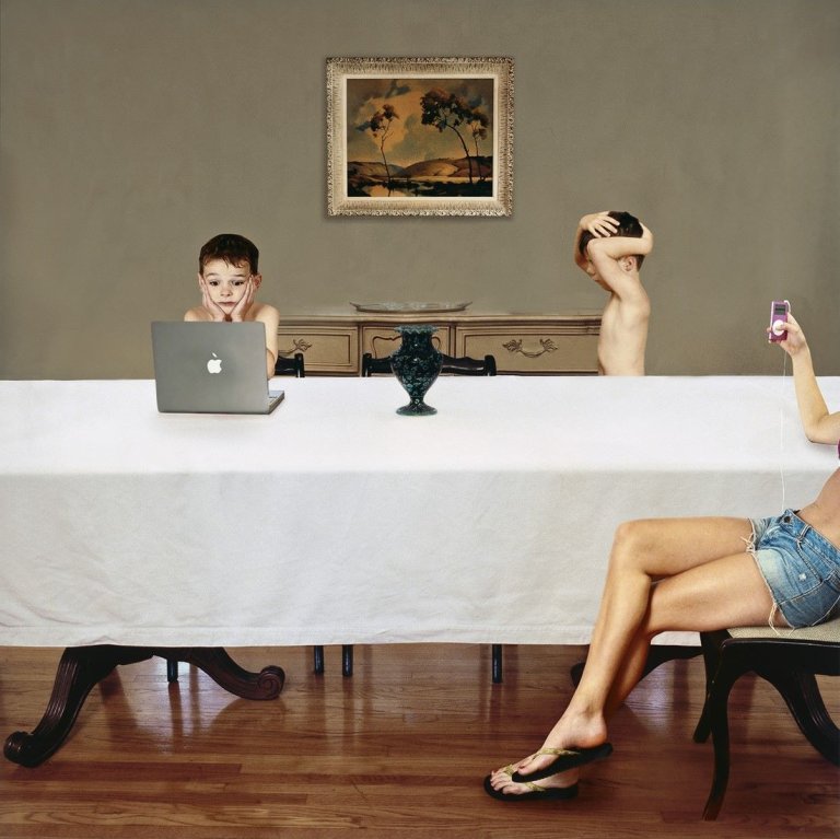 Auf diesem Bild ist das folgende Kunstwerk zu sehen: Julie Blackmon. „The Babysitter“.. 2006.