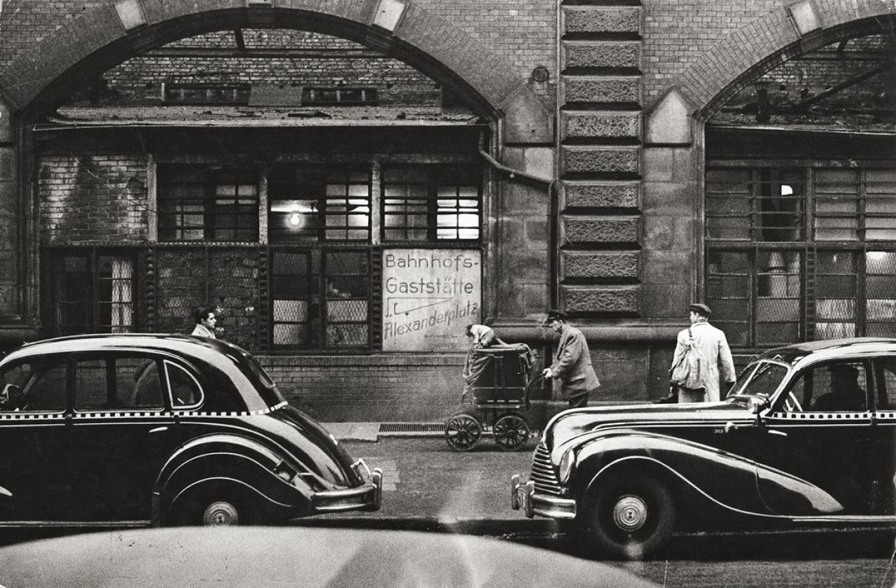 Auf diesem Bild ist das folgende Kunstwerk zu sehen: Will McBride. „Ostberlin – Bahnhof Friedrichstr.“. Um 1957.